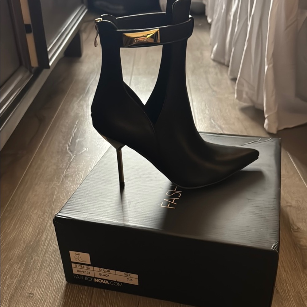 Fashion Nova Black faux leather Heels Elegant Stiletto Design